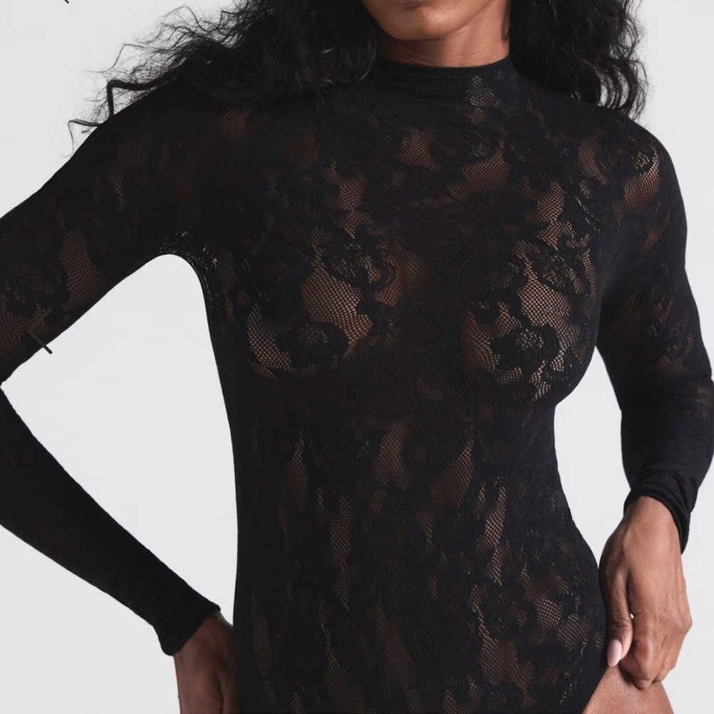 SKIMS Knit Lace Mock Neck Bodysuit | Onyx Limited Edition - Picture 5 of 7